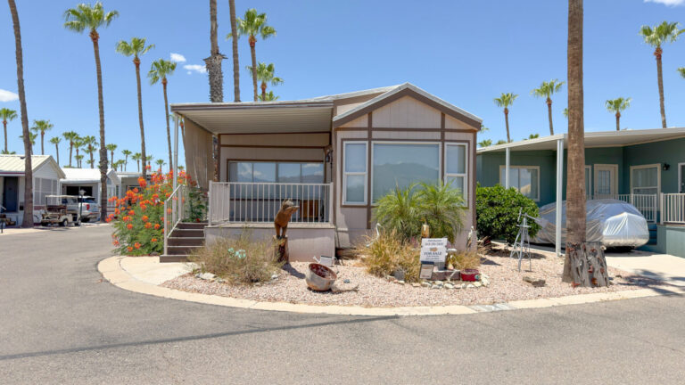 East EL-120 Unfurnished corner lot fabulous unit